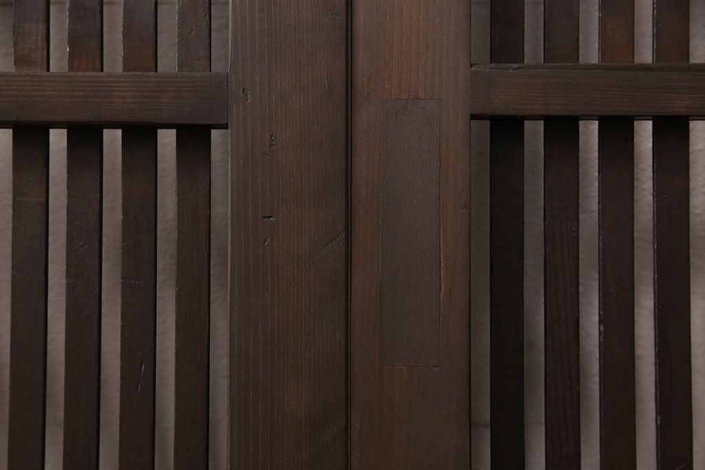 アンティークの格子戸3枚セットをリペア&カスタム!高さと幅をリサイズし、厚みも調整。濃い茶色に着色しワックスで仕上げ。(引き戸、建具)