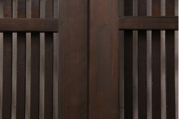 アンティークの格子戸3枚セットをリペア&カスタム!高さと幅をリサイズし、厚みも調整。濃い茶色に着色しワックスで仕上げ。(引き戸、建具)