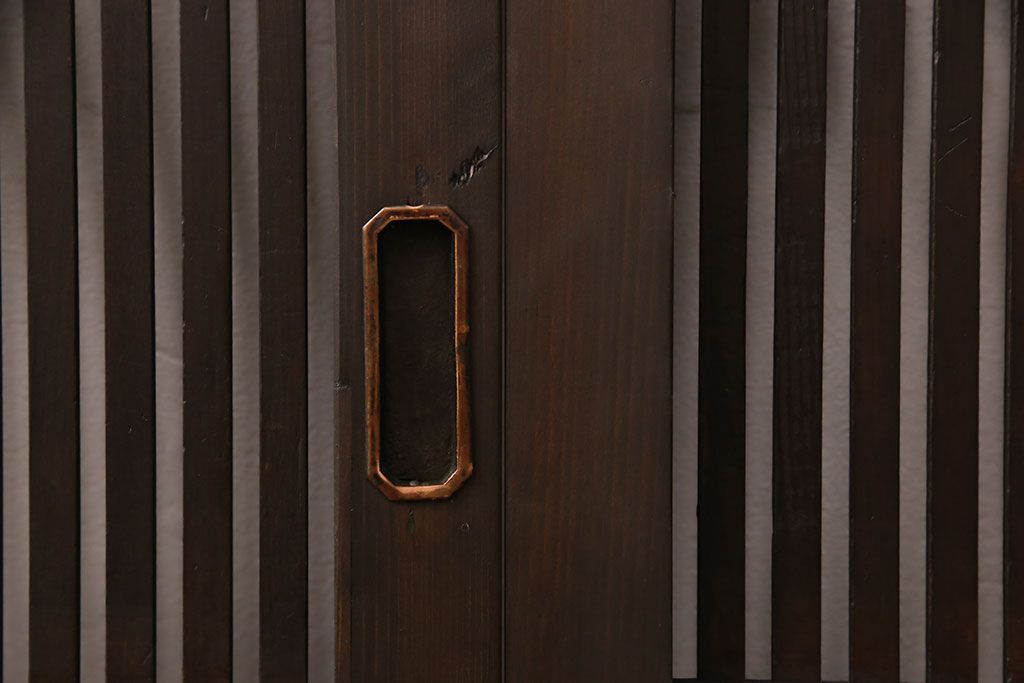 アンティークの格子戸3枚セットをリペア&カスタム!高さと幅をリサイズし、厚みも調整。濃い茶色に着色しワックスで仕上げ。(引き戸、建具)