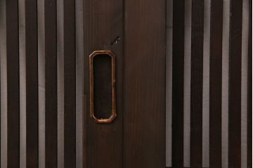 アンティークの格子戸3枚セットをリペア&カスタム!高さと幅をリサイズし、厚みも調整。濃い茶色に着色しワックスで仕上げ。(引き戸、建具)