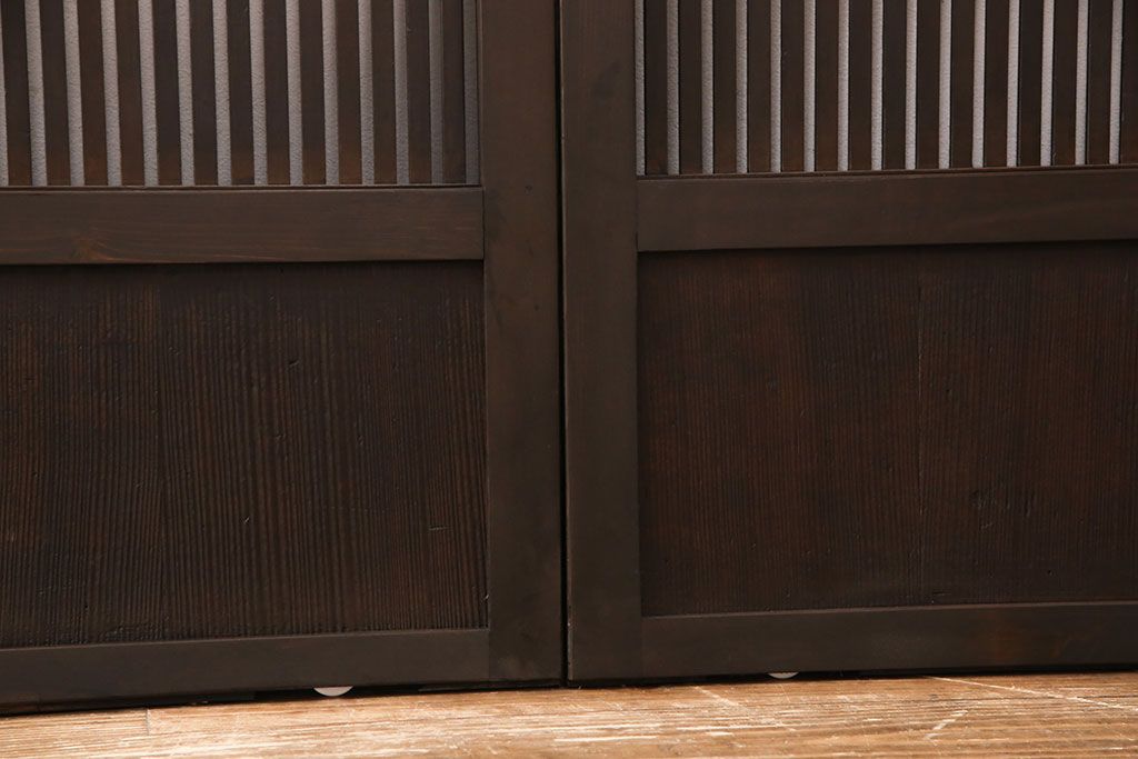 アンティークの格子戸3枚セットをリペア&カスタム!高さと幅をリサイズし、厚みも調整。濃い茶色に着色しワックスで仕上げ。(引き戸、建具)