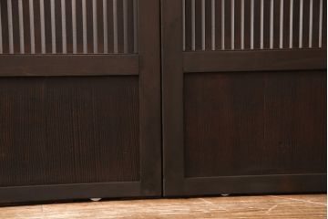 アンティークの格子戸3枚セットをリペア&カスタム!高さと幅をリサイズし、厚みも調整。濃い茶色に着色しワックスで仕上げ。(引き戸、建具)
