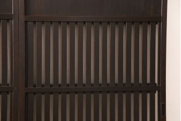 無双戸2枚セットをリペア&カスタム!引き戸・戸車を取り付け、ダークブラウンに着色し仕上げ。(無双窓、帯戸、建具、引き戸)