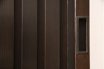 無双戸2枚セットをリペア&カスタム!引き戸・戸車を取り付け、ダークブラウンに着色し仕上げ。(無双窓、帯戸、建具、引き戸)