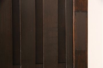 無双戸2枚セットをリペア&カスタム!引き戸・戸車を取り付け、ダークブラウンに着色し仕上げ。(無双窓、帯戸、建具、引き戸)