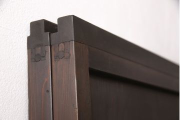 無双戸2枚セットをリペア&カスタム!引き戸・戸車を取り付け、ダークブラウンに着色し仕上げ。(無双窓、帯戸、建具、引き戸)