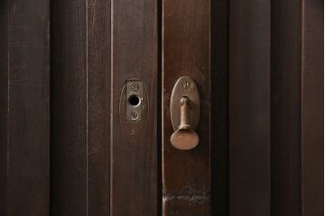 無双戸2枚セットをリペア&カスタム!引き戸・戸車を取り付け、ダークブラウンに着色し仕上げ。(無双窓、帯戸、建具、引き戸)