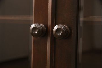 北海道民芸家具のサイドキャビネットをリペア&カスタム!天板と台輪を取り付け、本体の色に合わせて着色し仕上げ。(収納棚、戸棚)