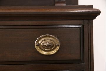 イギリスアンティークのカップボードをリペア&カスタム!棚板をガラス棚板に変更し、照明を取り付け。下段は棚板と背板を取り外し。(カップボード、陳列棚)