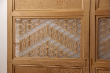 ガラス帯戸3枚セットをリペア&カスタム!引き違い戸として使用のために2枚を高さと幅をリサイズし、戸車を取り付け。もう1枚は開き戸仕様に加工。(建具、引き戸、ドア)