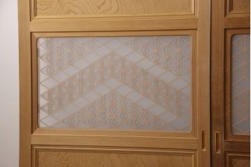 ガラス帯戸3枚セットをリペア&カスタム!引き違い戸として使用のために2枚を高さと幅をリサイズし、戸車を取り付け。もう1枚は開き戸仕様に加工。(建具、引き戸、ドア)