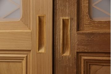 ガラス帯戸3枚セットをリペア&カスタム!引き違い戸として使用のために2枚を高さと幅をリサイズし、戸車を取り付け。もう1枚は開き戸仕様に加工。(建具、引き戸、ドア)