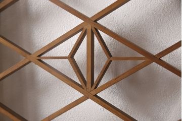 組子入りガラス戸2枚をリペア&カスタム!高さと幅をリサイズし、戸車を取り付け。(引き戸、建具)