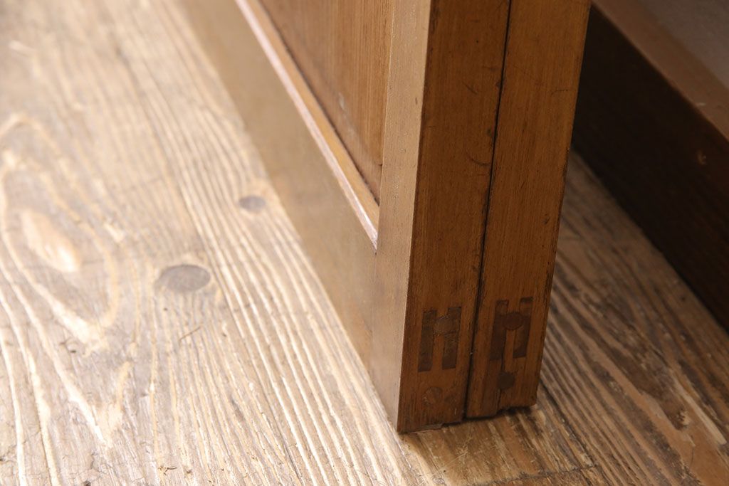 組子入りガラス戸2枚をリペア&カスタム!高さと幅をリサイズし、戸車を取り付け。(引き戸、建具)