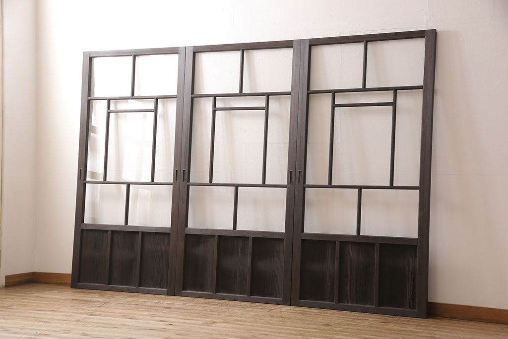 アンティークガラス戸3枚セットをリペア&カスタム!高さと幅をリサイズし、戸車・引手パーツを取り付け。本体を落ち着いた茶色に着色し仕上げ。(建具、引き戸)