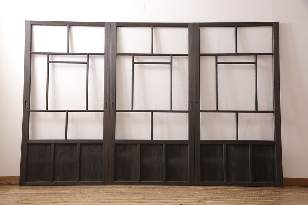 アンティークガラス戸3枚セットをリペア&カスタム!高さと幅をリサイズし、戸車・引手パーツを取り付け。本体を落ち着いた茶色に着色し仕上げ。(建具、引き戸)