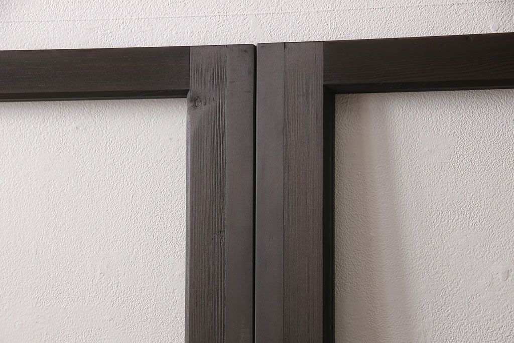 アンティークガラス戸3枚セットをリペア&カスタム!高さと幅をリサイズし、戸車・引手パーツを取り付け。本体を落ち着いた茶色に着色し仕上げ。(建具、引き戸)