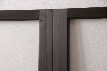 アンティークガラス戸3枚セットをリペア&カスタム!高さと幅をリサイズし、戸車・引手パーツを取り付け。本体を落ち着いた茶色に着色し仕上げ。(建具、引き戸)