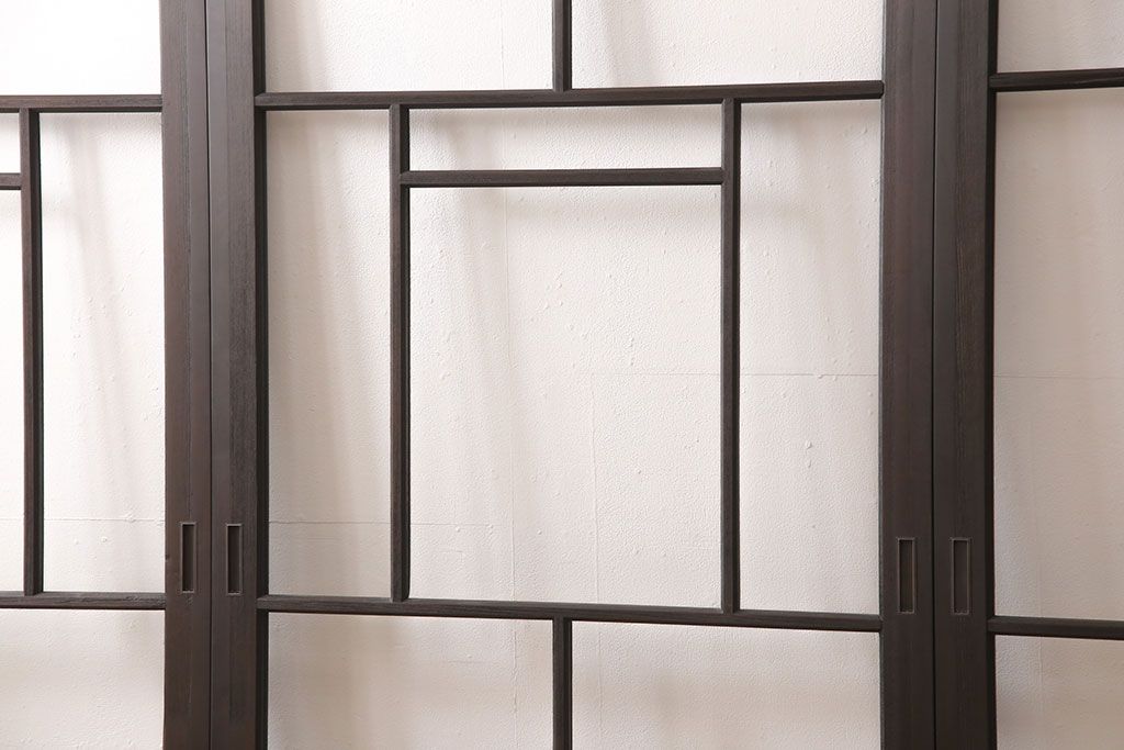 アンティークガラス戸3枚セットをリペア&カスタム!高さと幅をリサイズし、戸車・引手パーツを取り付け。本体を落ち着いた茶色に着色し仕上げ。(建具、引き戸)