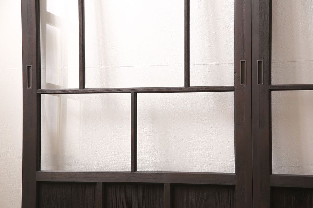 アンティークガラス戸3枚セットをリペア&カスタム!高さと幅をリサイズし、戸車・引手パーツを取り付け。本体を落ち着いた茶色に着色し仕上げ。(建具、引き戸)