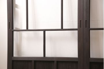 アンティークガラス戸3枚セットをリペア&カスタム!高さと幅をリサイズし、戸車・引手パーツを取り付け。本体を落ち着いた茶色に着色し仕上げ。(建具、引き戸)