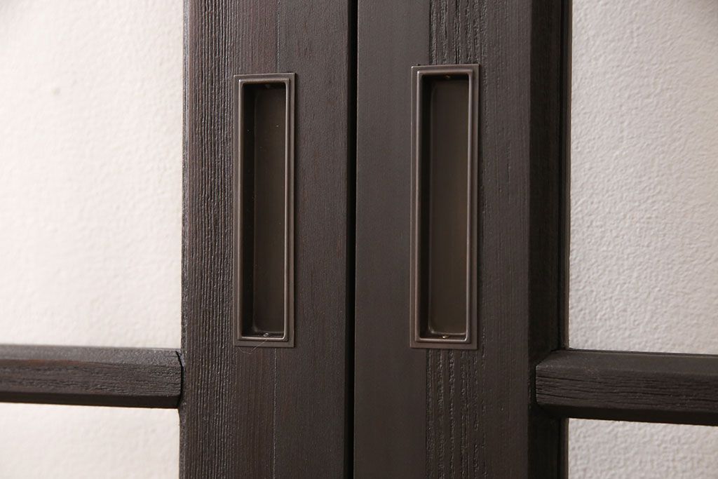 アンティークガラス戸3枚セットをリペア&カスタム!高さと幅をリサイズし、戸車・引手パーツを取り付け。本体を落ち着いた茶色に着色し仕上げ。(建具、引き戸)