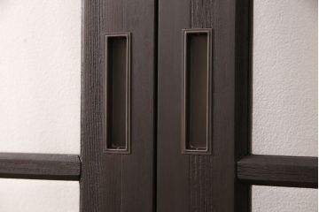 アンティークガラス戸3枚セットをリペア&カスタム!高さと幅をリサイズし、戸車・引手パーツを取り付け。本体を落ち着いた茶色に着色し仕上げ。(建具、引き戸)