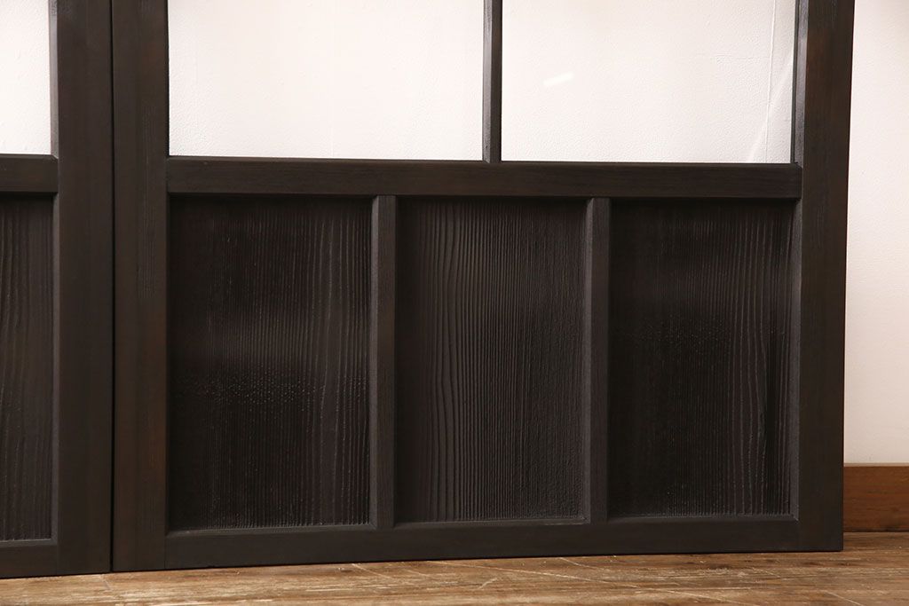 アンティークガラス戸3枚セットをリペア&カスタム!高さと幅をリサイズし、戸車・引手パーツを取り付け。本体を落ち着いた茶色に着色し仕上げ。(建具、引き戸)