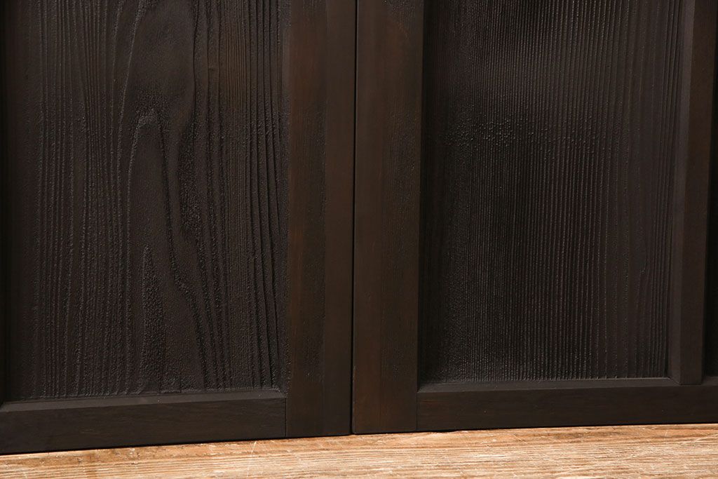 アンティークガラス戸3枚セットをリペア&カスタム!高さと幅をリサイズし、戸車・引手パーツを取り付け。本体を落ち着いた茶色に着色し仕上げ。(建具、引き戸)