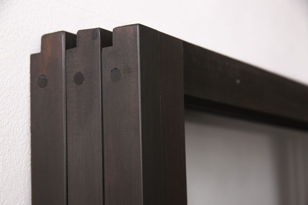 アンティークガラス戸3枚セットをリペア&カスタム!高さと幅をリサイズし、戸車・引手パーツを取り付け。本体を落ち着いた茶色に着色し仕上げ。(建具、引き戸)