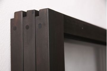 アンティークガラス戸3枚セットをリペア&カスタム!高さと幅をリサイズし、戸車・引手パーツを取り付け。本体を落ち着いた茶色に着色し仕上げ。(建具、引き戸)