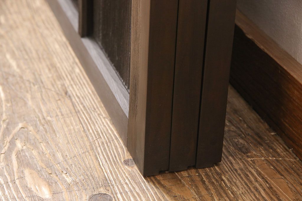 アンティークガラス戸3枚セットをリペア&カスタム!高さと幅をリサイズし、戸車・引手パーツを取り付け。本体を落ち着いた茶色に着色し仕上げ。(建具、引き戸)