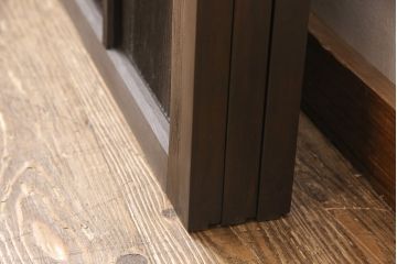 アンティークガラス戸3枚セットをリペア&カスタム!高さと幅をリサイズし、戸車・引手パーツを取り付け。本体を落ち着いた茶色に着色し仕上げ。(建具、引き戸)