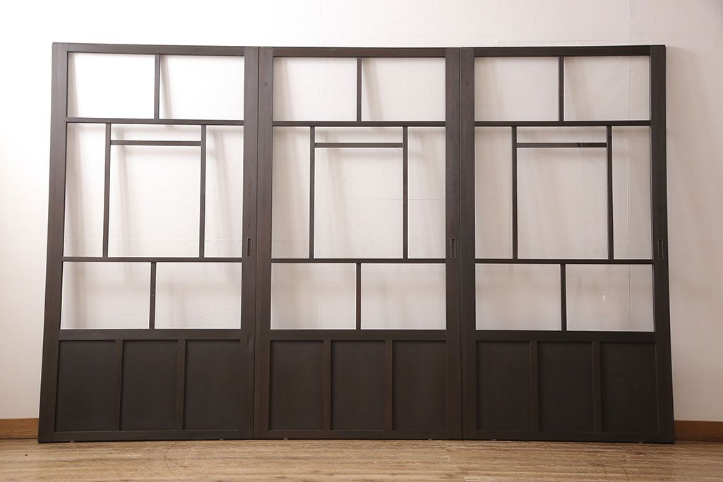 アンティークガラス戸3枚セットをリペア&カスタム!高さと幅をリサイズし、戸車・引手パーツを取り付け。本体を落ち着いた茶色に着色し仕上げ。(建具、引き戸)