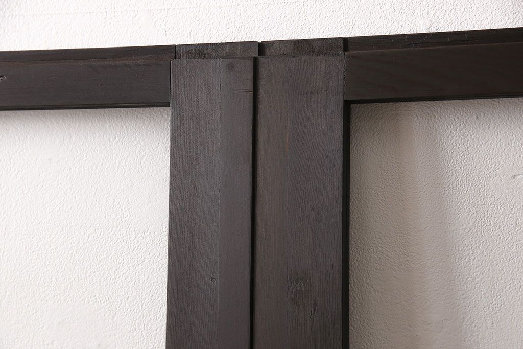 アンティークガラス戸3枚セットをリペア&カスタム!高さと幅をリサイズし、戸車・引手パーツを取り付け。本体を落ち着いた茶色に着色し仕上げ。(建具、引き戸)