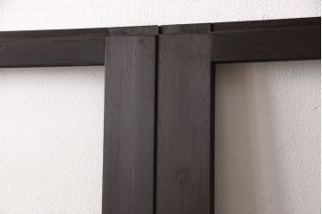 アンティークガラス戸3枚セットをリペア&カスタム!高さと幅をリサイズし、戸車・引手パーツを取り付け。本体を落ち着いた茶色に着色し仕上げ。(建具、引き戸)