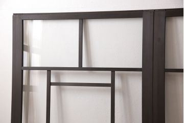 アンティークガラス戸3枚セットをリペア&カスタム!高さと幅をリサイズし、戸車・引手パーツを取り付け。本体を落ち着いた茶色に着色し仕上げ。(建具、引き戸)