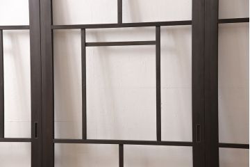 アンティークガラス戸3枚セットをリペア&カスタム!高さと幅をリサイズし、戸車・引手パーツを取り付け。本体を落ち着いた茶色に着色し仕上げ。(建具、引き戸)