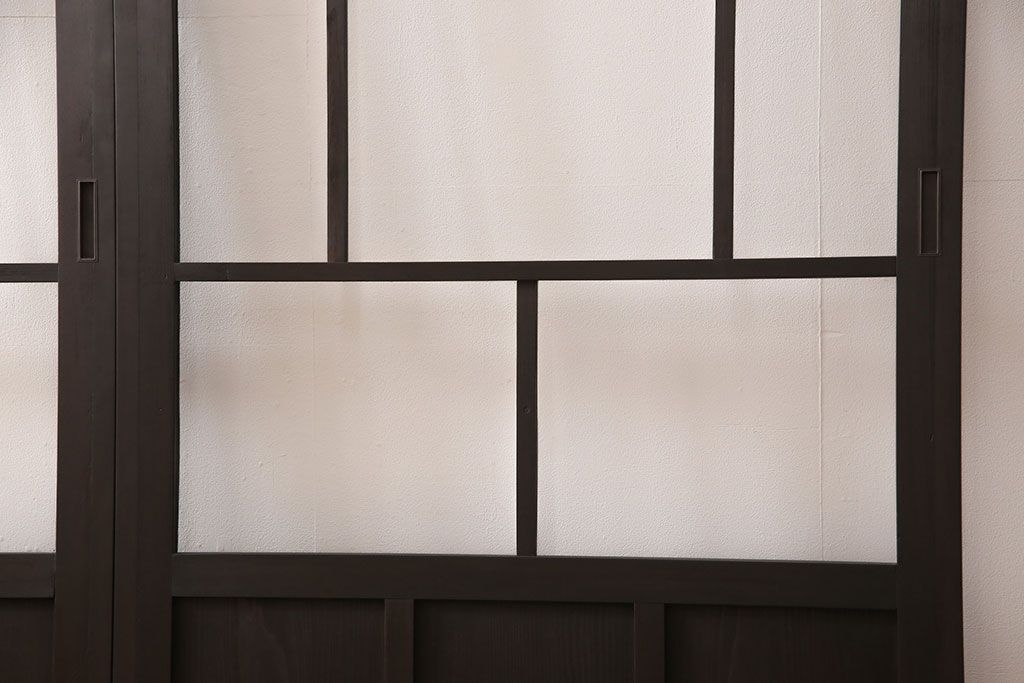 アンティークガラス戸3枚セットをリペア&カスタム!高さと幅をリサイズし、戸車・引手パーツを取り付け。本体を落ち着いた茶色に着色し仕上げ。(建具、引き戸)