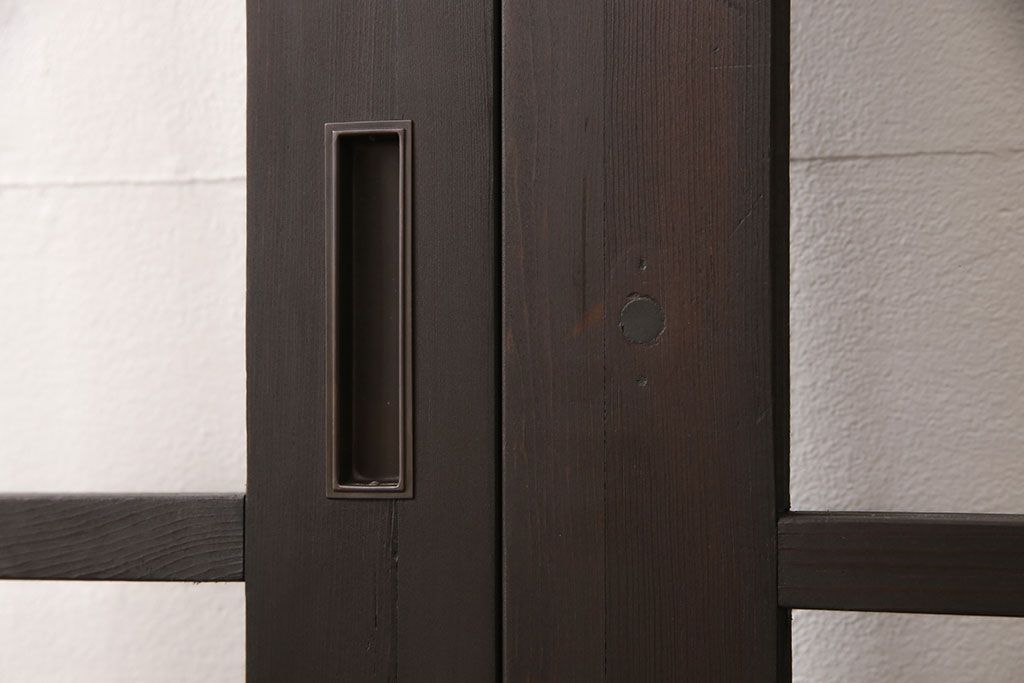 アンティークガラス戸3枚セットをリペア&カスタム!高さと幅をリサイズし、戸車・引手パーツを取り付け。本体を落ち着いた茶色に着色し仕上げ。(建具、引き戸)