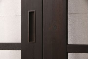 アンティークガラス戸3枚セットをリペア&カスタム!高さと幅をリサイズし、戸車・引手パーツを取り付け。本体を落ち着いた茶色に着色し仕上げ。(建具、引き戸)