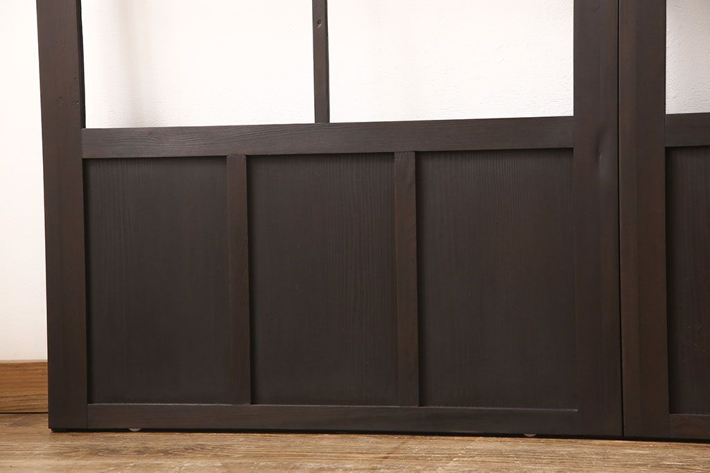 アンティークガラス戸3枚セットをリペア&カスタム!高さと幅をリサイズし、戸車・引手パーツを取り付け。本体を落ち着いた茶色に着色し仕上げ。(建具、引き戸)