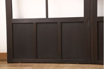 アンティークガラス戸3枚セットをリペア&カスタム!高さと幅をリサイズし、戸車・引手パーツを取り付け。本体を落ち着いた茶色に着色し仕上げ。(建具、引き戸)