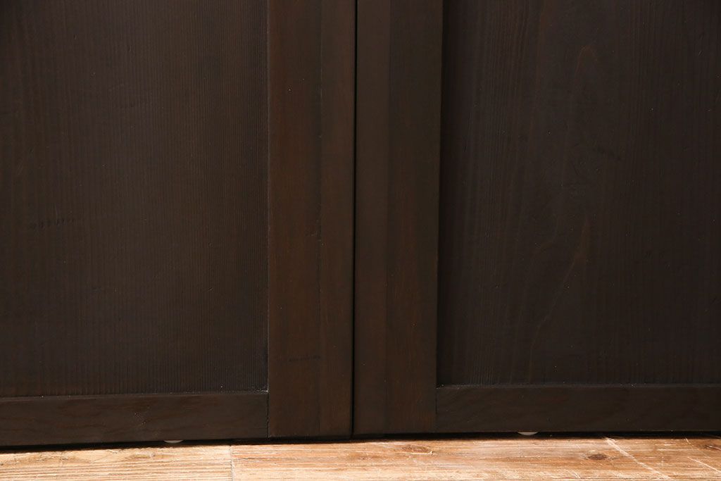 アンティークガラス戸3枚セットをリペア&カスタム!高さと幅をリサイズし、戸車・引手パーツを取り付け。本体を落ち着いた茶色に着色し仕上げ。(建具、引き戸)