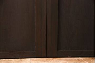 アンティークガラス戸3枚セットをリペア&カスタム!高さと幅をリサイズし、戸車・引手パーツを取り付け。本体を落ち着いた茶色に着色し仕上げ。(建具、引き戸)