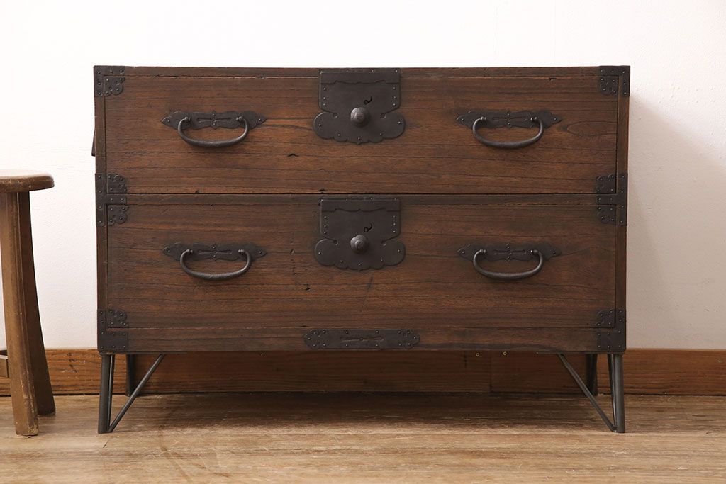 アンティーク衣装箪笥をリペア&カスタム!鉄脚を取り付け、天板を内部から補強。引き出しをフラップダウン扉に加工しテレビボードにリメイク。(テレビ台)
