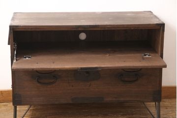 アンティーク衣装箪笥をリペア&カスタム!鉄脚を取り付け、天板を内部から補強。引き出しをフラップダウン扉に加工しテレビボードにリメイク。(テレビ台)