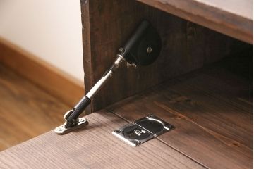 アンティーク衣装箪笥をリペア&カスタム!鉄脚を取り付け、天板を内部から補強。引き出しをフラップダウン扉に加工しテレビボードにリメイク。(テレビ台)