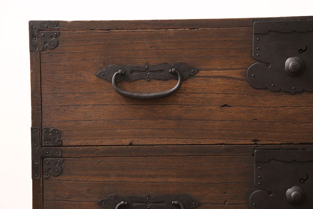 アンティーク衣装箪笥をリペア&カスタム!鉄脚を取り付け、天板を内部から補強。引き出しをフラップダウン扉に加工しテレビボードにリメイク。(テレビ台)