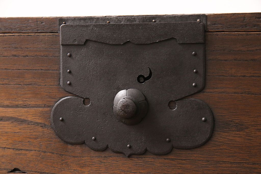 アンティーク衣装箪笥をリペア&カスタム!鉄脚を取り付け、天板を内部から補強。引き出しをフラップダウン扉に加工しテレビボードにリメイク。(テレビ台)